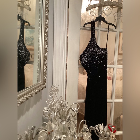 Beautiful velvet off the shoulder gown with sparkles - Picture 4 of 4